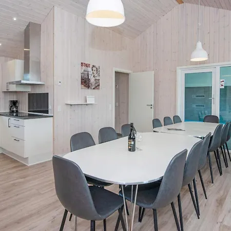 16 Person In Romo Romo Kirkeby